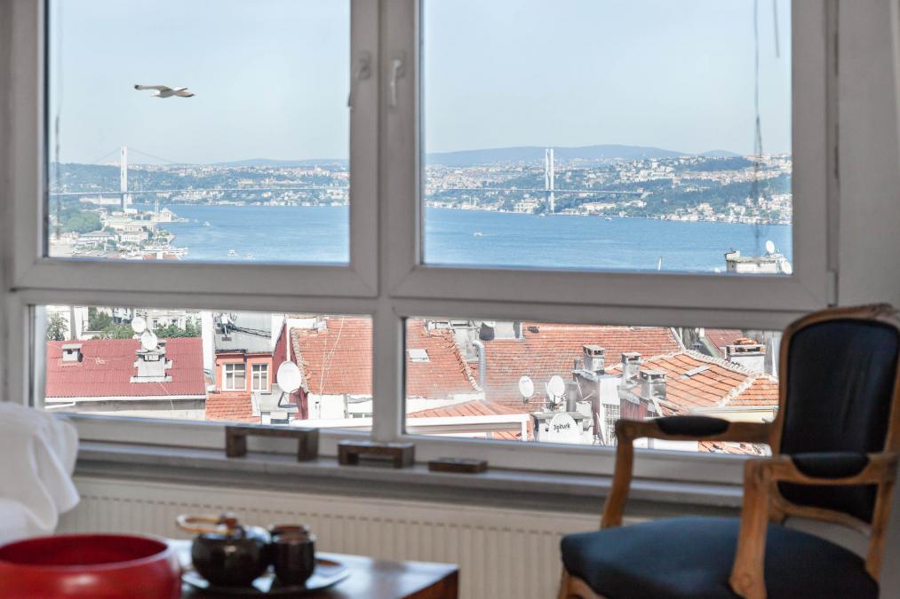 2 and half bedroom Istanbul apartment for rent with Bosphorus views and two balconies in Cihangir centre